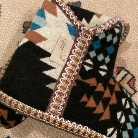 Cozy Geometric Patterned Roxy Slippers - Picture 4 of 4